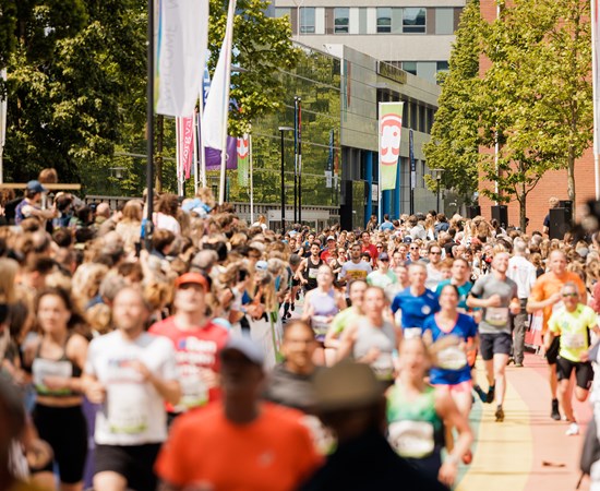 Enthousiaste deelnemers genieten in het zonnetje tijdens 39e editie Utrecht Marathon